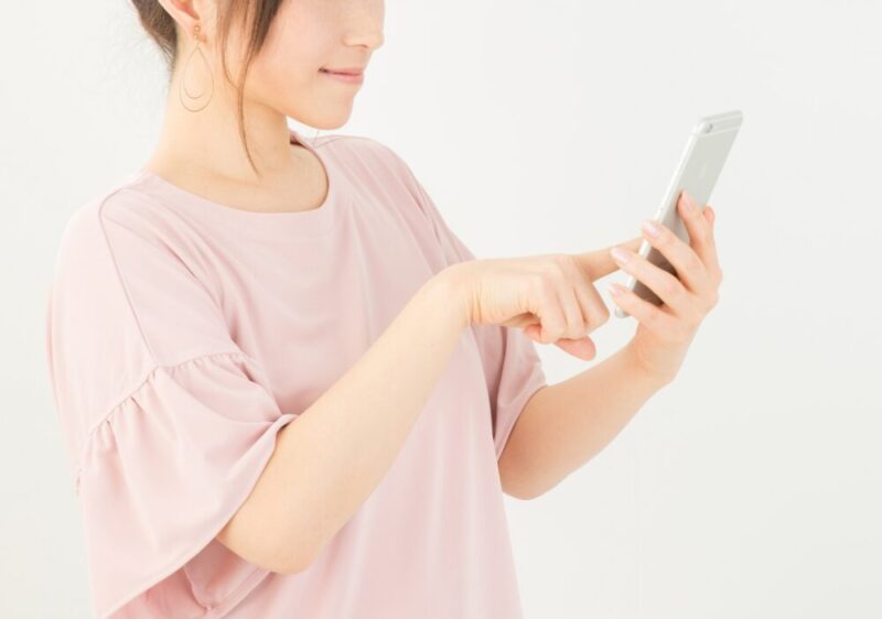 スマホを触っている写真